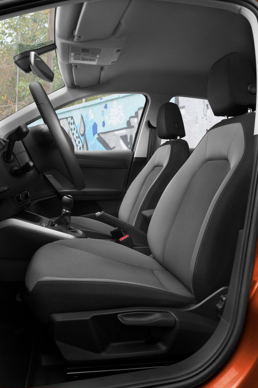 Интерьер Seat Arona 2017 года  (WW) (фото 39 из 41)